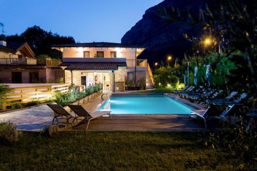 Agriturismo Vin e Amor — 4-Star Luxury Hotel in Dro, Italy