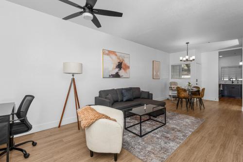 Modish 2BR Pickleball & Basketball Ct Pool BBQ&Pet Frndly — 4-Star Luxury Hotel in Scottsdale, United States