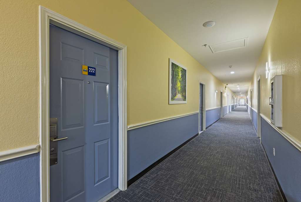 Days Inn & Suites by Wyndham Euless DFW Airport South - photo 62