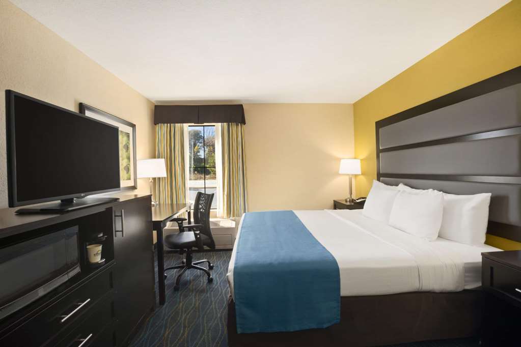 Days Inn & Suites by Wyndham Commerce - photo 11