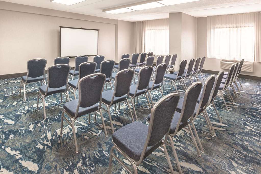 La Quinta Inn & Suites by Wyndham Philadelphia Airport - photo 20