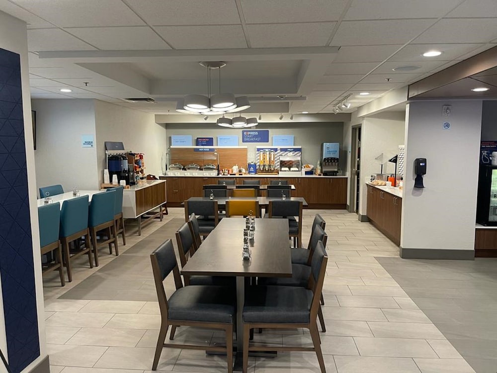 Holiday Inn Express & Suites Ft. Lauderdale N Exec Airport by IHG - photo 53