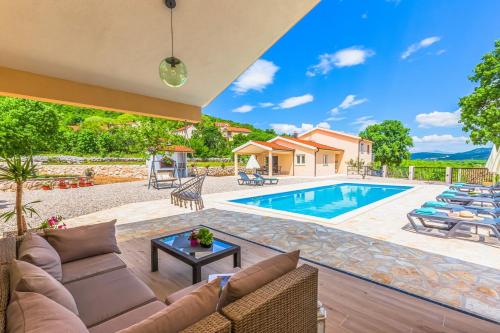 Villa Patria with Media room Private pool Summer kitchen Gym — 4-Star Luxury Hotel in Lovrec, Croatia