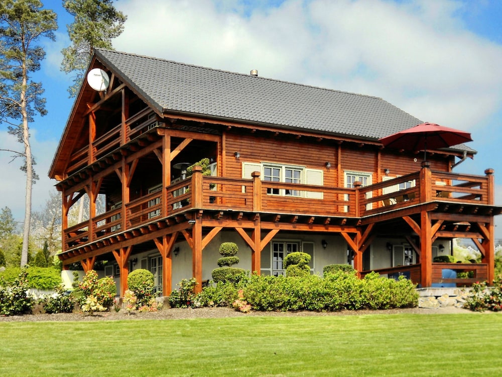 Affluent Chalet in Septon with Whirlpool Sauna Hot Tub — 5-Star Luxury Hotel in Durbuy, Belgium