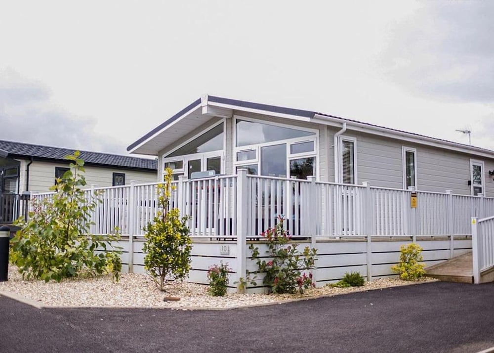 Lodge Sleeps 6 With Private Hot Tub — 4-Star Luxury Hotel in Honiton, United Kingdom