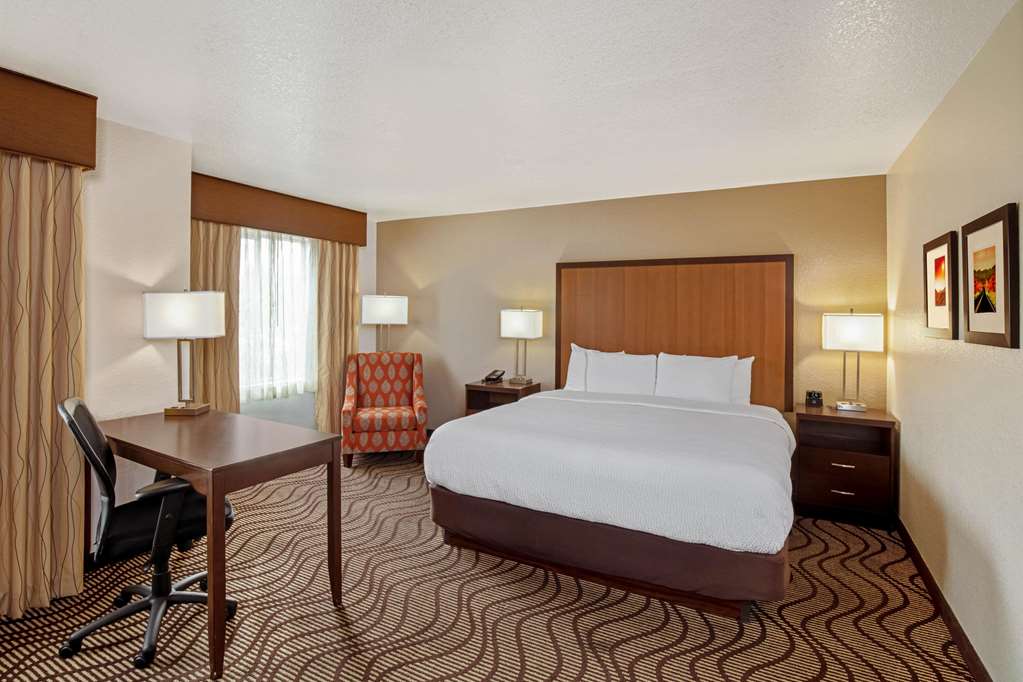 La Quinta Inn & Suites by Wyndham Las Vegas Red Rock - photo 9