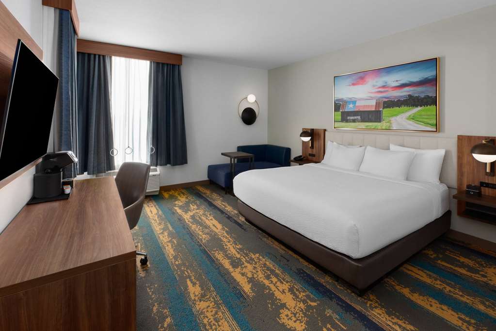 La Quinta Inn & Suites by Wyndham San Antonio at the RIM - photo 16