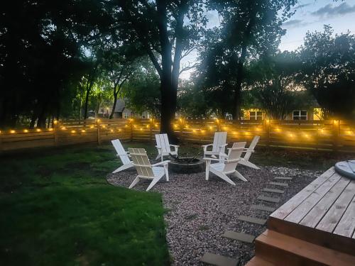 The Hickory House with Firepit Boat Ramp Access to Cedar Creek Lake — 4-Star Luxury Hotel in Tool, United States