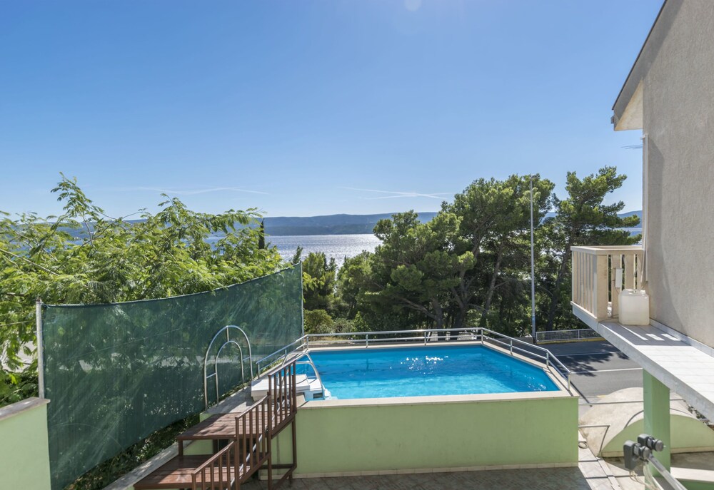 Apartments Mirko — 4-Star Luxury Hotel in Omis, Croatia