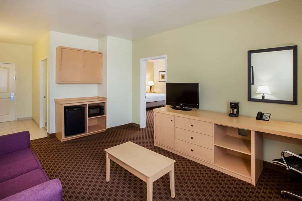 La Quinta Inn & Suites by Wyndham Odessa North - photo 23