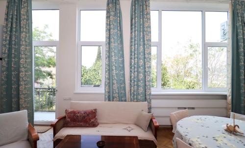 City Center Charm Family Apartment By Wehost