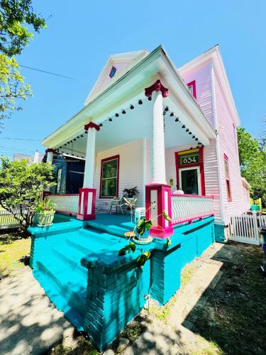 Uptown Colorful Cottage by the Riverwalk — 4-Star Luxury Hotel in Columbus, United States