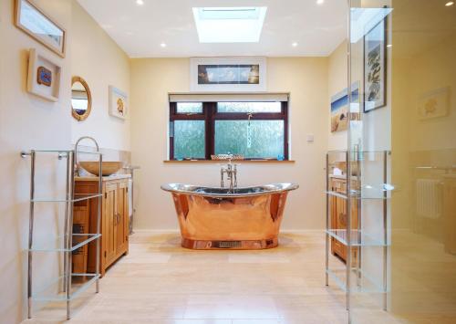 High Quality Detached House with Parking St. Ives — 5-Star Luxury Hotel in St Ives, United Kingdom