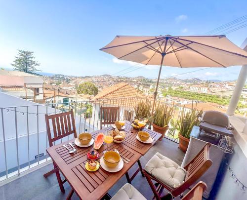 The Luzia House sunny 4BR Villa with gardens terraces AC on site parking — 4-Star Luxury Hotel in Funchal, Portugal