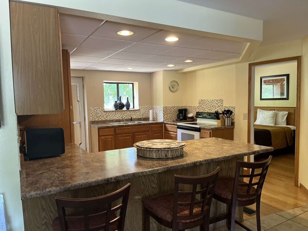 Amber's Inn & Suites - photo 18