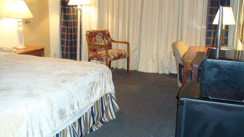 Armstrong Inn and Suites - photo 6