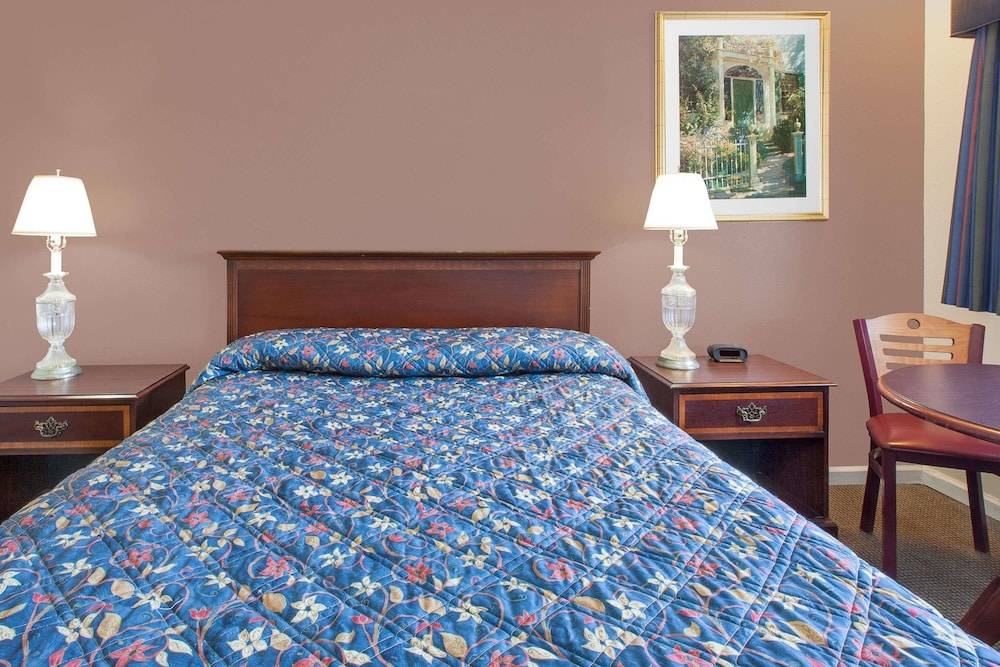 Knights Inn Grand Blanc - photo 13