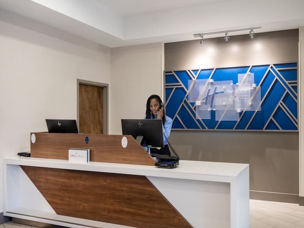 Holiday Inn Express Greensboro I 40 at Wendover an Ihg Hotel - photo 2