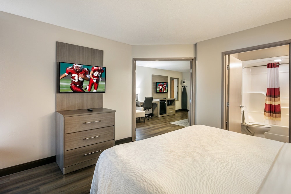 Red Roof Inn PLUS Boston Logan - photo 12