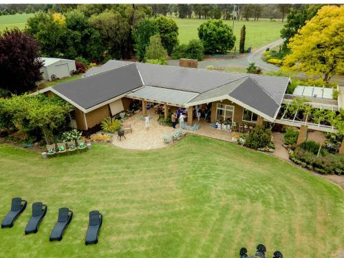 Luxe Homestay 4 BEDROOM Option at 6 O'Clock Shadows — 4-Star Luxury Hotel in Orbost, Australia