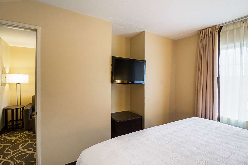 MainStay Suites Fargo I 94 Medical Center - photo 14