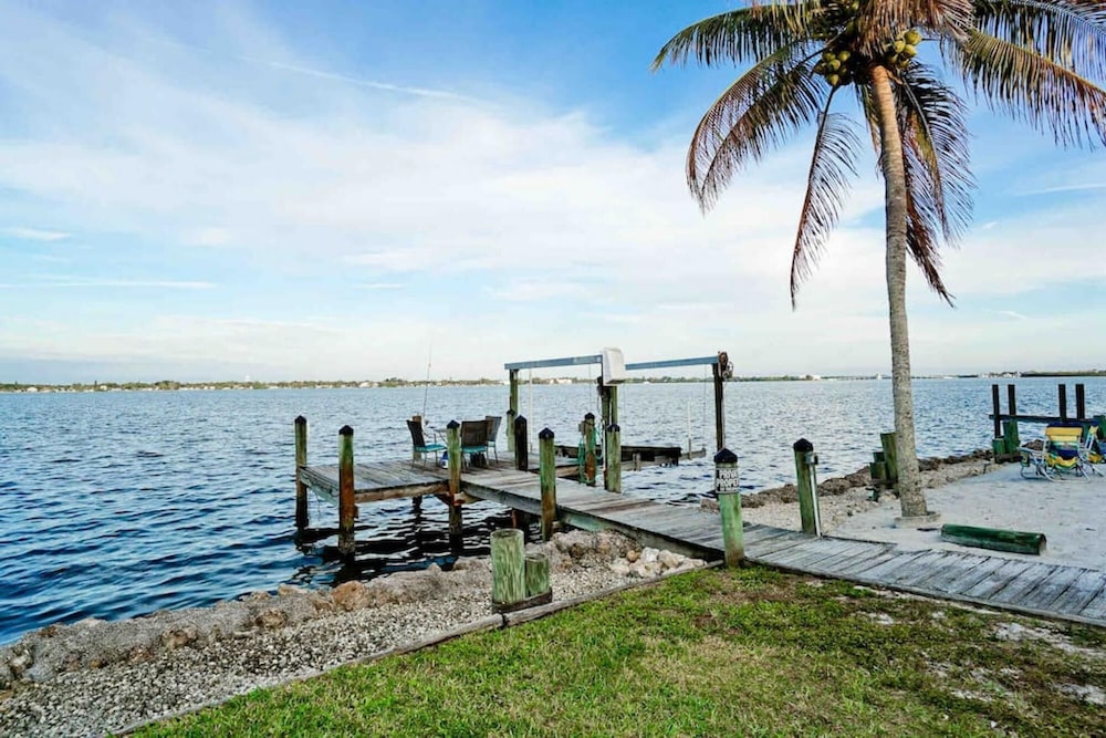 Gorgeous Waterfront Mermaid's Retreat Wows - photo 9