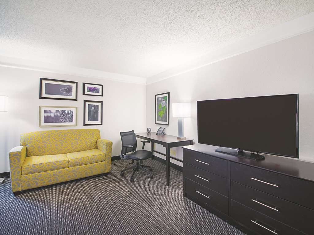 La Quinta Inn & Suites by Wyndham Austin Round Rock - photo 15
