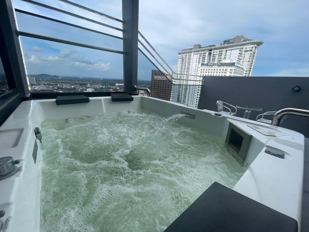 Imperio Residence Melaka Private Jacuzzi with Seacityview stay with Wifi — 4-Star Luxury Hotel in Malacca, Malaysia
