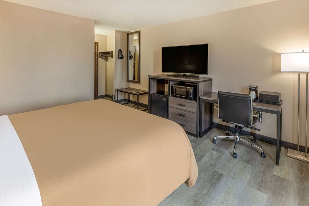 Super 8 by Wyndham Laredo - photo 21