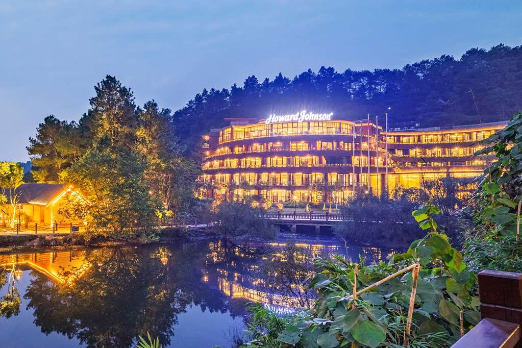 Howard Johnson Lake Serenity Hot Springs Hotel Neijiang in Weiyuan, People's Republic of China