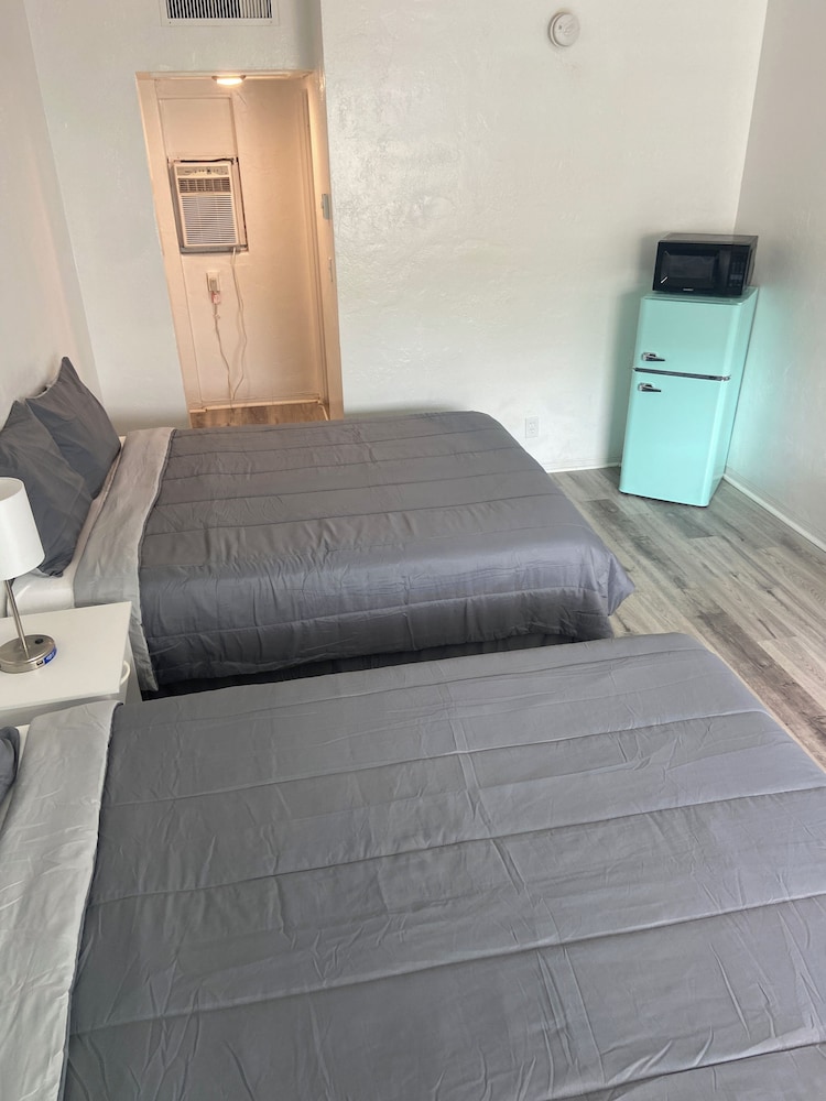 Uptown Inn & Suites - photo 9