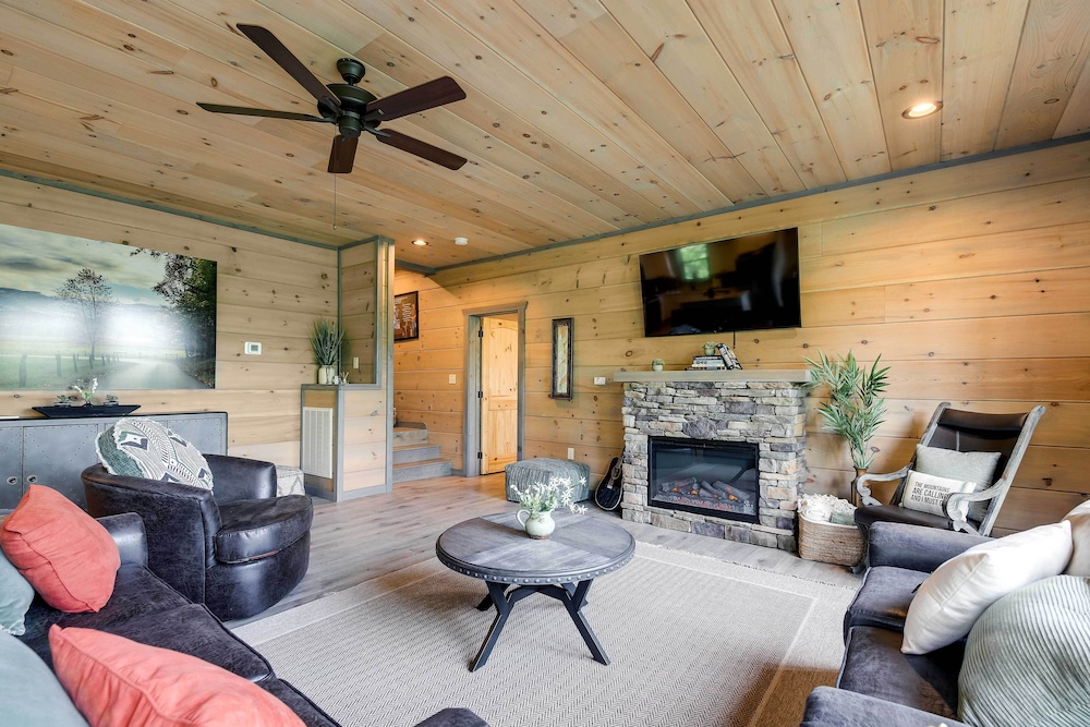 Cobbly Nob Resort Cabin: Hot Tub Pool & Views - photo 14