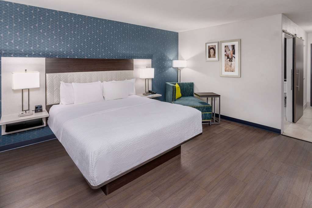La Quinta Inn & Suites by Wyndham Santa Rosa - photo 8