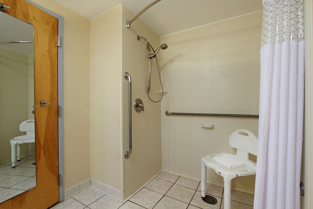 Hampton Inn Ashtabula - photo 27