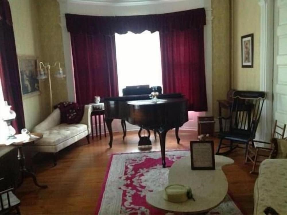Victorian Charm Inn - photo 2