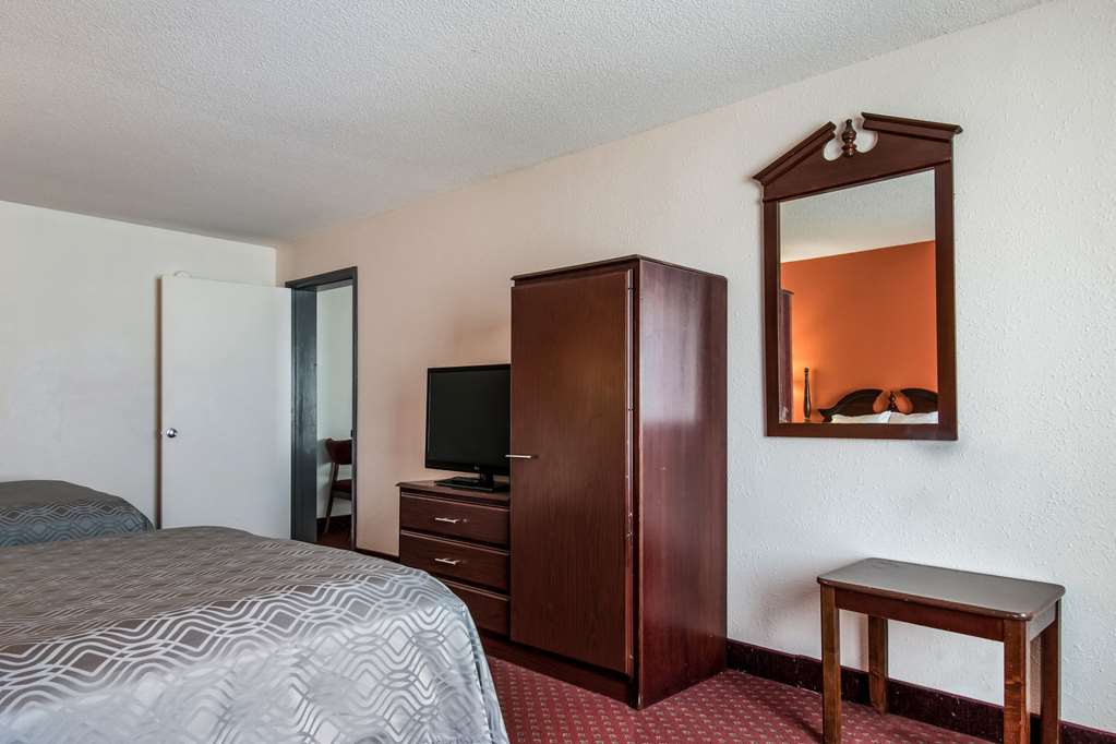 Econo Lodge Inn & Suites Chambersburg Central - photo 26