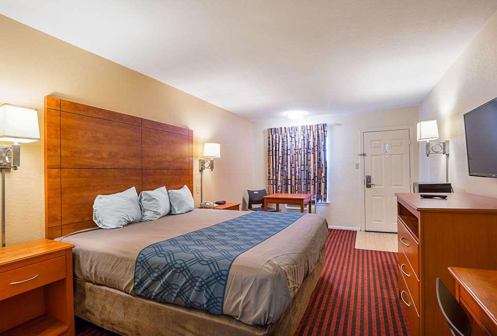 Econo Lodge Huntsville University Area - photo 11