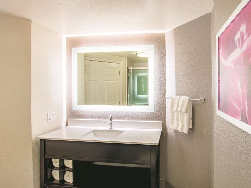 La Quinta Inn & Suites by Wyndham Fort Worth City View - photo 31