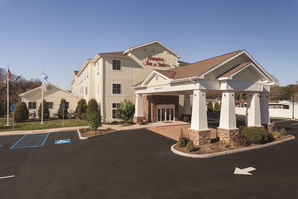 Hampton Inn & Suites Mystic - carbon neutral hotel in Mystic