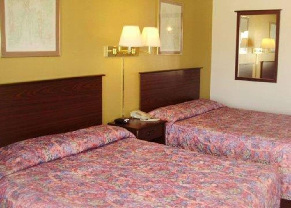 Rodeway Inn Goddard - photo 10