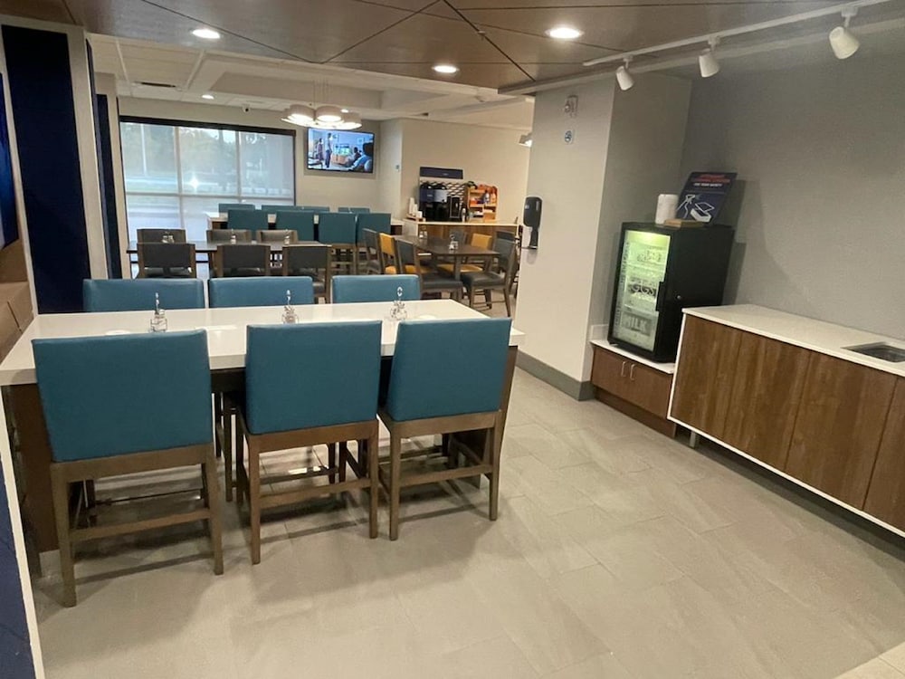 Holiday Inn Express & Suites Ft. Lauderdale N Exec Airport by IHG - photo 54