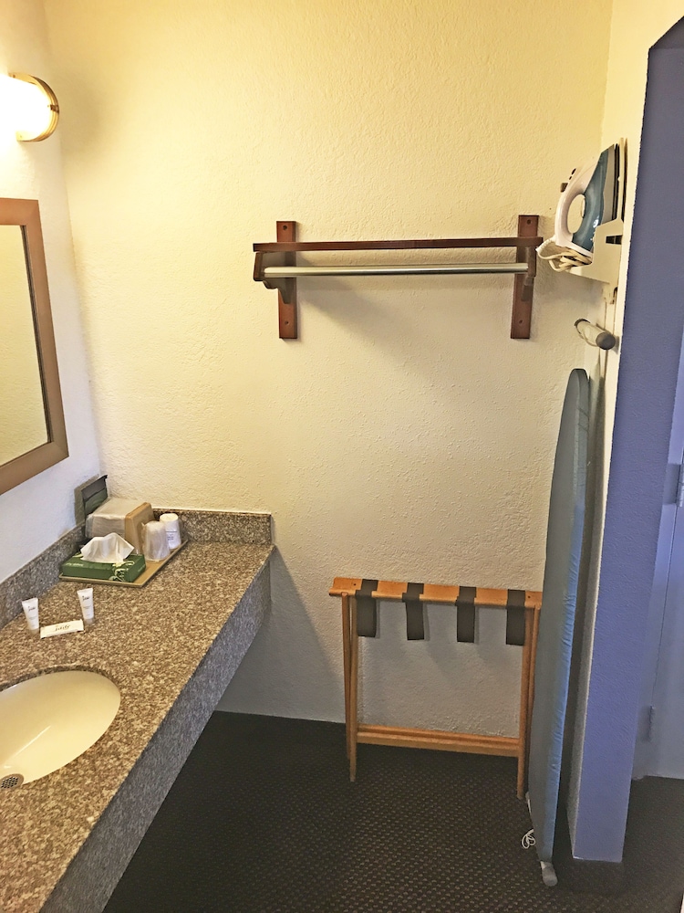 Days Inn & Suites by Wyndham Mobile - photo 32