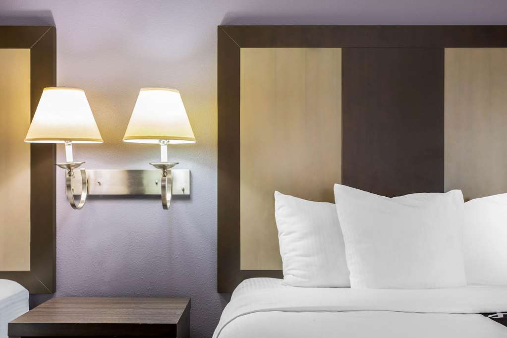 La Quinta Inn & Suites by Wyndham Fultondale Birmingham N - photo 12