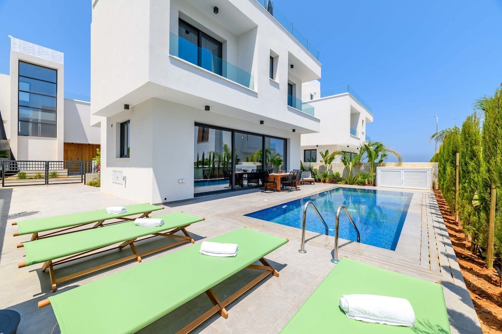 By The Beach Royal Sapphire Villa