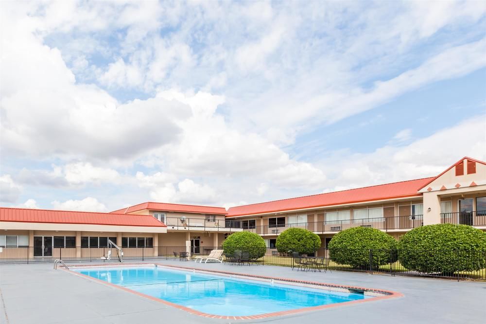 Ramada Clinton - photo 15