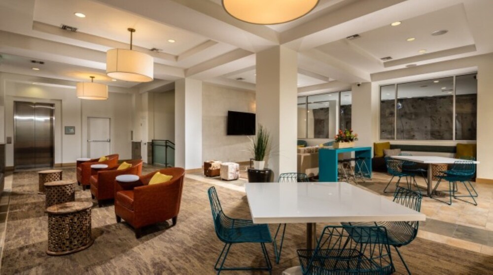 Global Luxury Suites at Tiverton Ave - photo 4