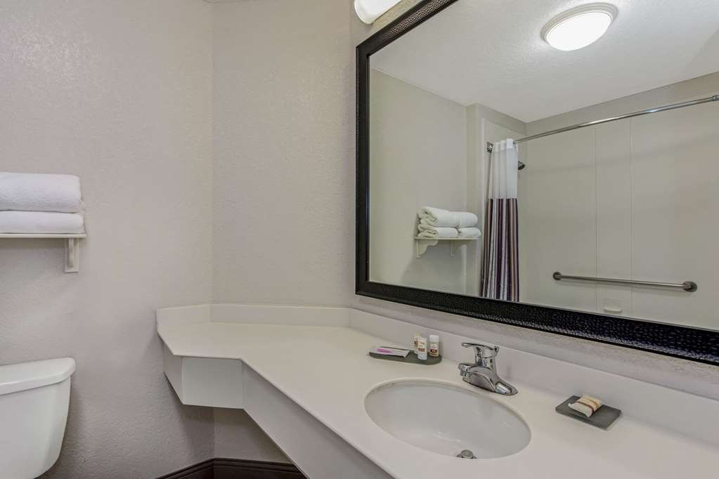 La Quinta Inn & Suites by Wyndham Orlando Airport - photo 49