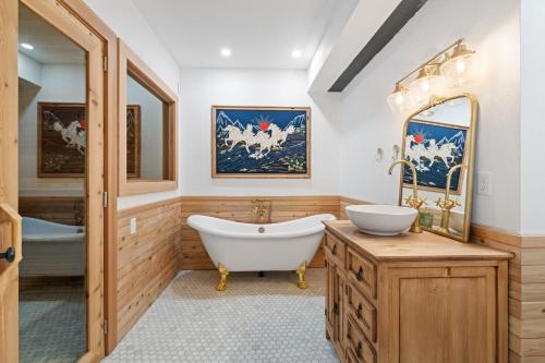 8ft Ceilings Basement Sauna Retreat in Vancouver, United States