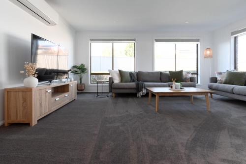 3 Bedroom Home: Parking & WiFi — 4-Star Luxury Hotel in Kings Meadows, Australia
