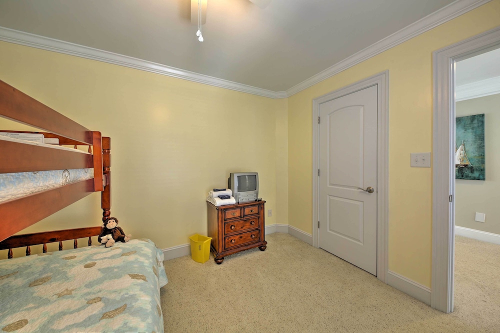 Manteo Waterfront Resort Home with 30 Ft Dock - photo 6